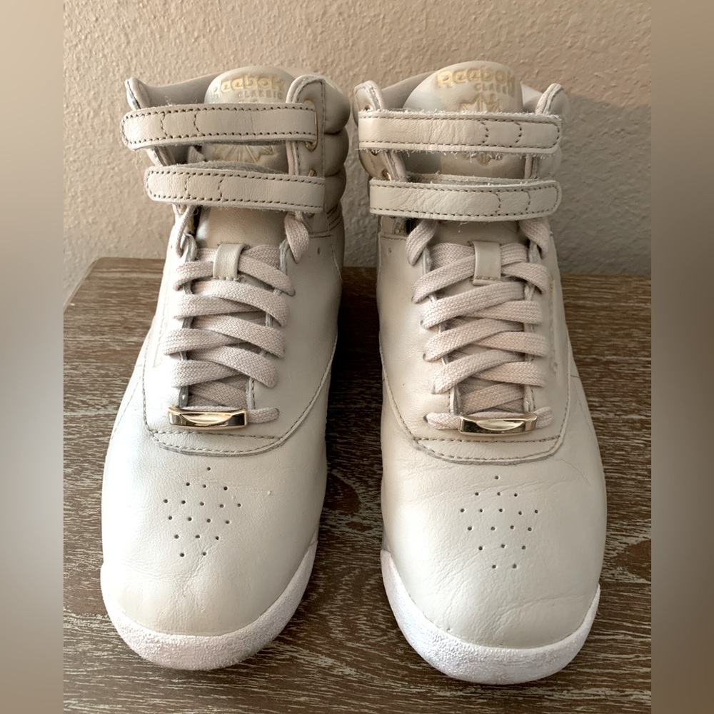Reebok Freestyle Hi in sandstone and white - size 7.5